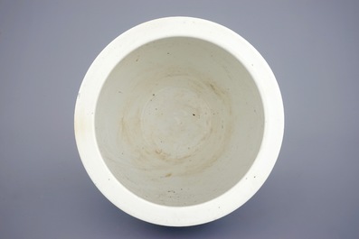 A small Chinese blue and white fish bowl, 19/20th C.