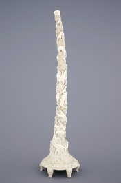 Une d&eacute;fense en ivoire sculpt&eacute; aux animaux, Inde, vers 1900