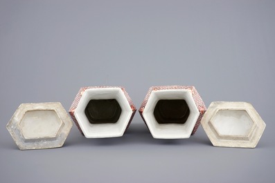 Een paar hexagonale Chinese famille rose dekselvazen met mandarijns decor, 18e eeuw