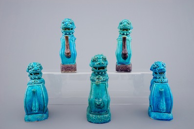 Een lot van 5 Chinese cadogan theepotten in de vorm van boeddhistische leeuwen, Republiek, 20e eeuw
