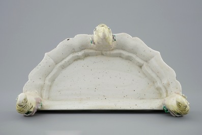 Un socle en biscuit aux &eacute;maux famille verte au ph&eacute;nix, Kangxi