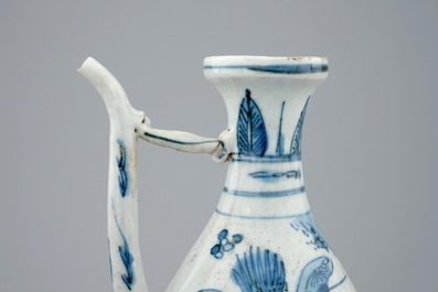 Une paire d'aigui&egrave;res en porcelaine de Chine bleu et blanc, Dynastie Ming, Wanli, 1573-1619