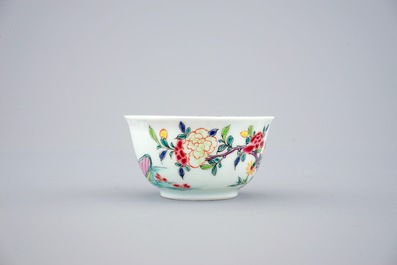 Een set van 4 Chinese famille rose koppen en schotels, Yongzheng/Qianlong