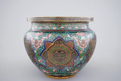 A Chinese cloisonne jardiniere, 18/19th C.