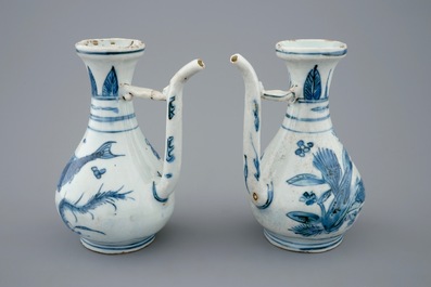 Une paire d'aigui&egrave;res en porcelaine de Chine bleu et blanc, Dynastie Ming, Wanli, 1573-1619