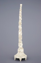 Une d&eacute;fense en ivoire sculpt&eacute; aux animaux, Inde, vers 1900