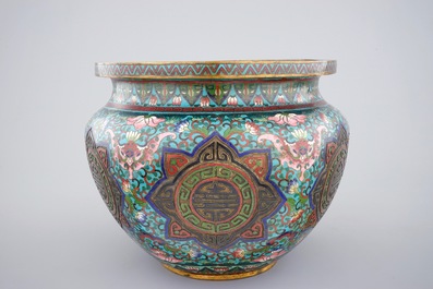 A Chinese cloisonne jardiniere, 18/19th C.