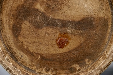 Een paar Chinese blauw-wit op celadon fond vazen met lotus scrolls, 19e eeuw