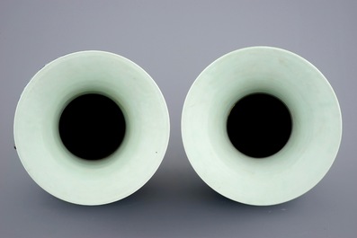 Een paar Chinese blauw-wit op celadon fond vazen met lotus scrolls, 19e eeuw