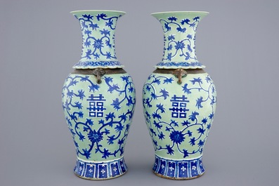 Een paar Chinese blauw-wit op celadon fond vazen met lotus scrolls, 19e eeuw