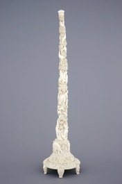 Une d&eacute;fense en ivoire sculpt&eacute; aux animaux, Inde, vers 1900