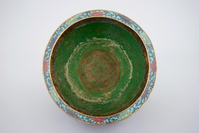 A Chinese cloisonne jardiniere, 18/19th C.