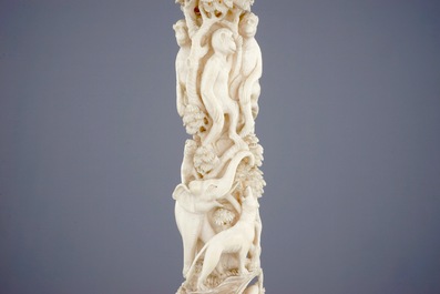 Une d&eacute;fense en ivoire sculpt&eacute; aux animaux, Inde, vers 1900