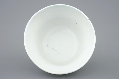 Une tasse et soucoupe en porcelaine de Chine famille rose &agrave; d&eacute;cor en relief d'&eacute;cureuils, Yongzheng, 1723-1735