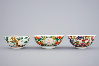 Een lot van 10 diverse Chinese famille rose en Bencharong kommen, 19/20e eeuw
