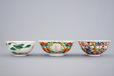 Een lot van 10 diverse Chinese famille rose en Bencharong kommen, 19/20e eeuw