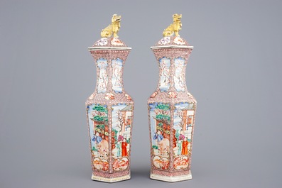 Een paar hexagonale Chinese famille rose dekselvazen met mandarijns decor, 18e eeuw