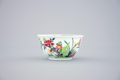 Een set van 4 Chinese famille rose koppen en schotels, Yongzheng/Qianlong