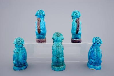 Een lot van 5 Chinese cadogan theepotten in de vorm van boeddhistische leeuwen, Republiek, 20e eeuw