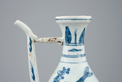 Une paire d'aigui&egrave;res en porcelaine de Chine bleu et blanc, Dynastie Ming, Wanli, 1573-1619