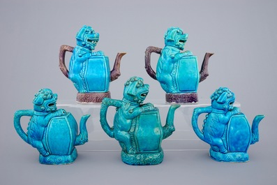Een lot van 5 Chinese cadogan theepotten in de vorm van boeddhistische leeuwen, Republiek, 20e eeuw