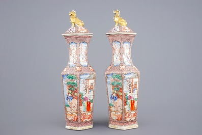Een paar hexagonale Chinese famille rose dekselvazen met mandarijns decor, 18e eeuw