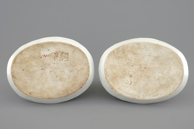 Een paar Chinese blauw-witte ovalen schotels met decor van "Neptunus", Qianlong, 1750-1770