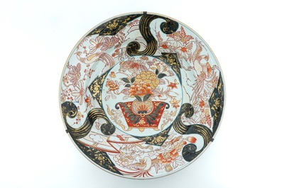 Two very large Japanese Imari dishes, 17/18th C.