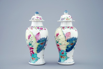 Een paar Chinese famille rose dekselvaasjes met decor van tabaksbladeren, Qianlong, 18e eeuw
