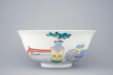 Un bol en porcelaine de Chine famille rose, marque Yongzheng, 19/20&egrave;me