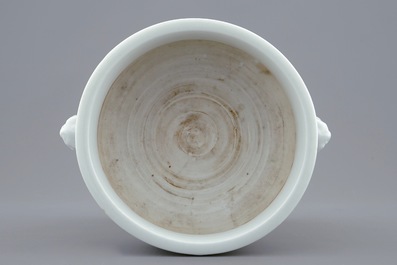 Een ronde blanc de Chine wierookbrander met leeuwenkoppen, 18e eeuw