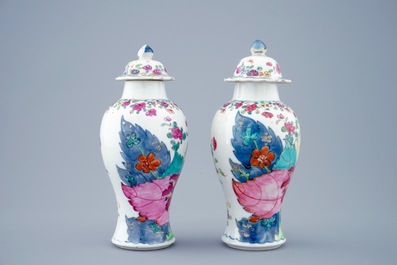 Een paar Chinese famille rose dekselvaasjes met decor van tabaksbladeren, Qianlong, 18e eeuw