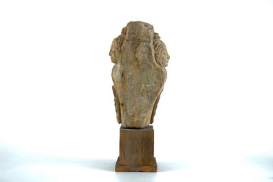 Une t&ecirc;te d'Avalokiteshvara en pierre sculpt&eacute;e sino-tibetain