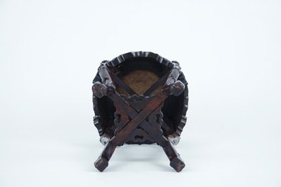 Un socle chinois rond en bois sculpt&eacute; et marbre, 19/20&egrave;me