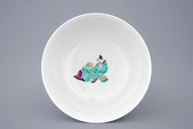 Un bol en porcelaine de Chine famille rose, marque Yongzheng, 19/20&egrave;me