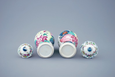 Een paar Chinese famille rose dekselvaasjes met decor van tabaksbladeren, Qianlong, 18e eeuw