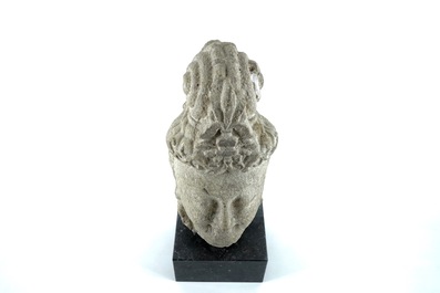 Une t&ecirc;te de Guanyin en pierre sculpt&eacute;e sino-tibetain
