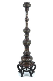 Une colonne d'&eacute;clairage en &eacute;mail champlev&eacute; et bronze, Japon, Meiji, 19&egrave;me