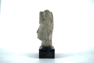 Une t&ecirc;te de Guanyin en pierre sculpt&eacute;e sino-tibetain
