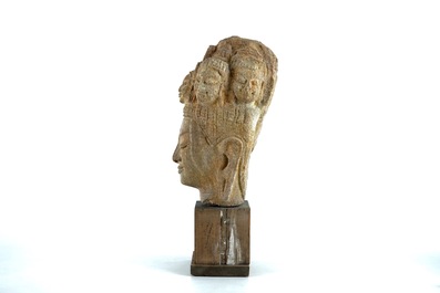 Une t&ecirc;te d'Avalokiteshvara en pierre sculpt&eacute;e sino-tibetain