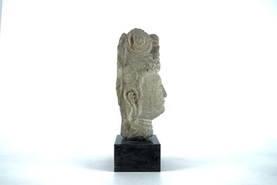 Une t&ecirc;te de Guanyin en pierre sculpt&eacute;e sino-tibetain