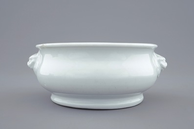 Een ronde blanc de Chine wierookbrander met leeuwenkoppen, 18e eeuw
