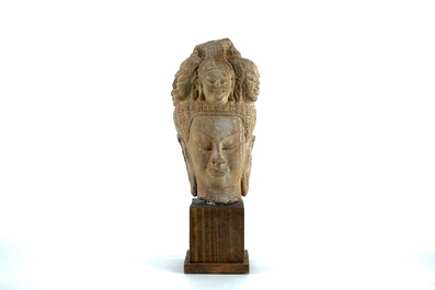 Une t&ecirc;te d'Avalokiteshvara en pierre sculpt&eacute;e sino-tibetain
