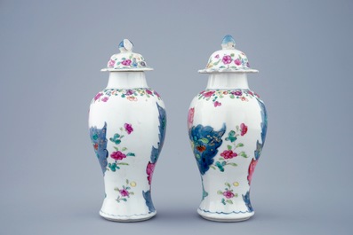 Een paar Chinese famille rose dekselvaasjes met decor van tabaksbladeren, Qianlong, 18e eeuw