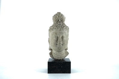 Une t&ecirc;te de Guanyin en pierre sculpt&eacute;e sino-tibetain