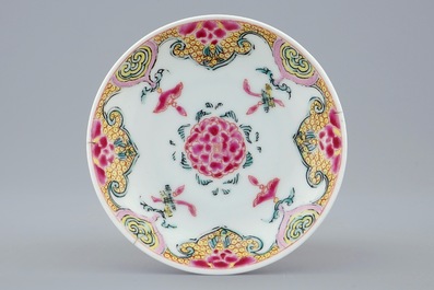 Een Chinese famille rose kop en schotel, Yongzheng, 1723-1735