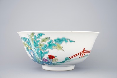 Un bol en porcelaine de Chine famille rose, marque Yongzheng, 19/20&egrave;me