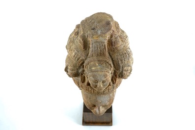 Une t&ecirc;te d'Avalokiteshvara en pierre sculpt&eacute;e sino-tibetain