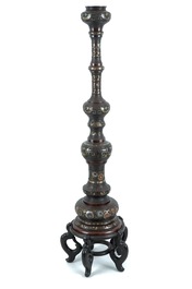 Une colonne d'&eacute;clairage en &eacute;mail champlev&eacute; et bronze, Japon, Meiji, 19&egrave;me