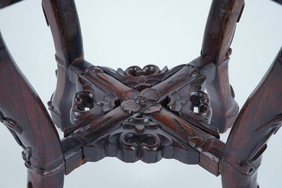 Un socle chinois rond en bois sculpt&eacute; et marbre, 19/20&egrave;me